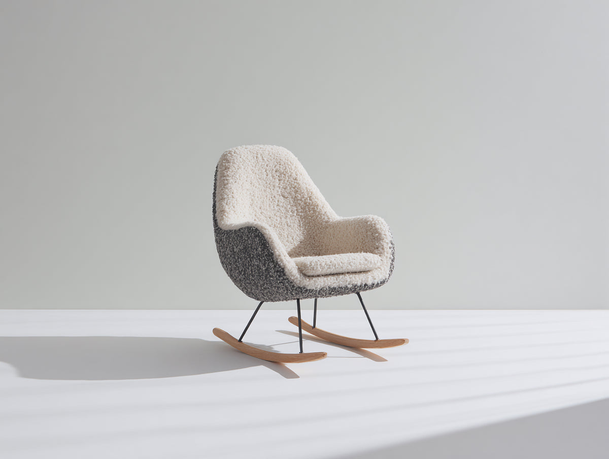 Mecedora tapizada de tela bouclé 76 x 88 x 92 cm - blanco roto gris y madera natural - asiento envolvente con base curva de estilo moderno