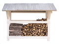 Leñero de exterior de madera 160x55x150 cm blanco y natural - cubierta metálica inclinada y almacenamiento abierto